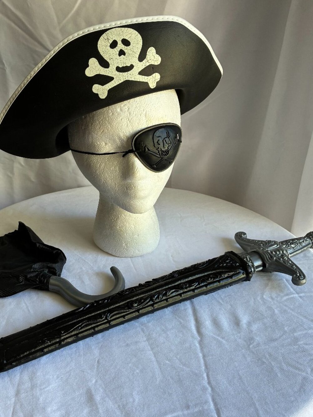 Halloween 4 PCS Pirate Costume Accessories Eye Patch Hat Hook & Plastic sword